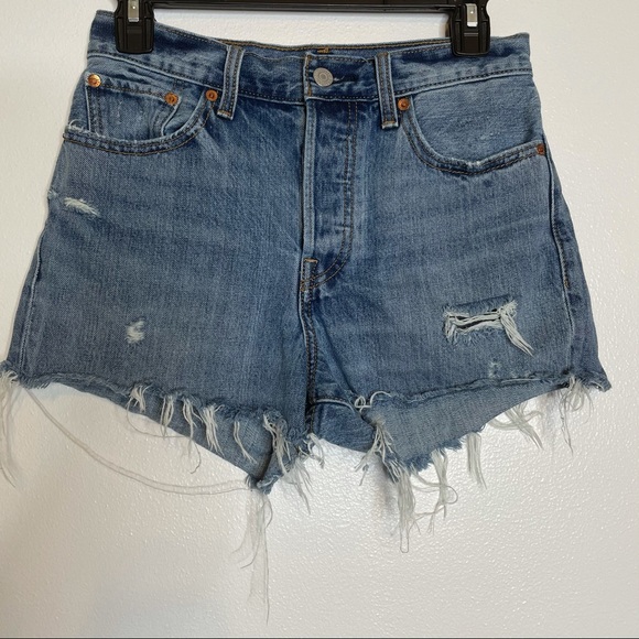 Levi’s Distressed High Rise Wedgie Shorts. Size 27 - Picture 3 of 9